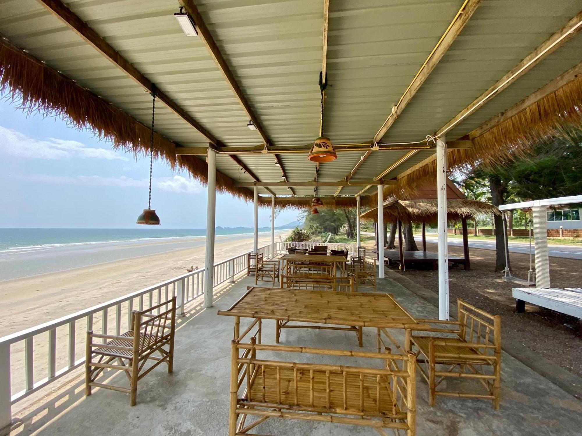Pensión หาดทรายขาวรีสอร์ท *