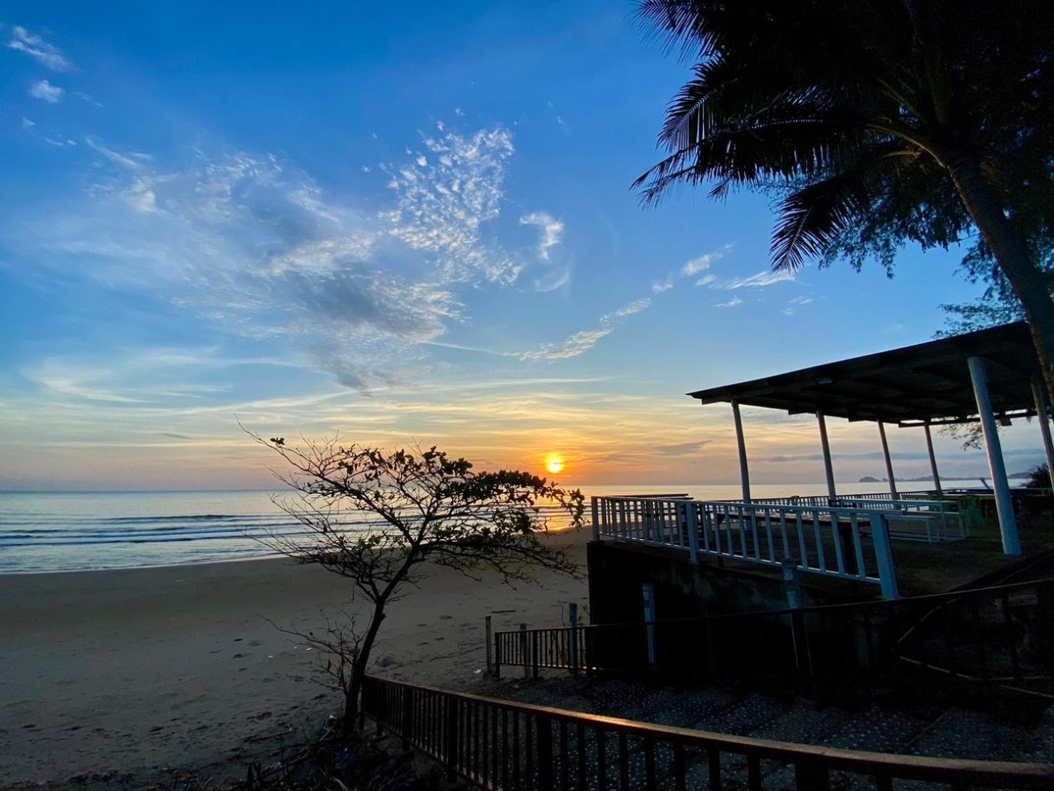 Guest house หาดทรายขาวรีสอร์ท Bang Saphan