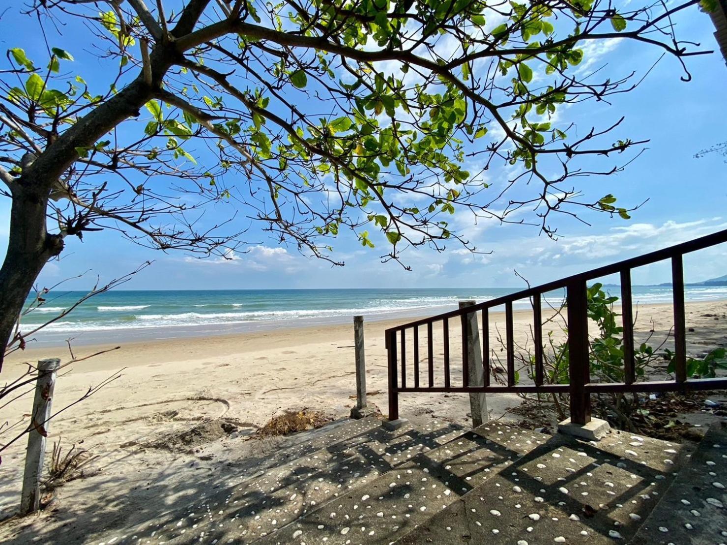 บ้านพัก หาดทรายขาว *