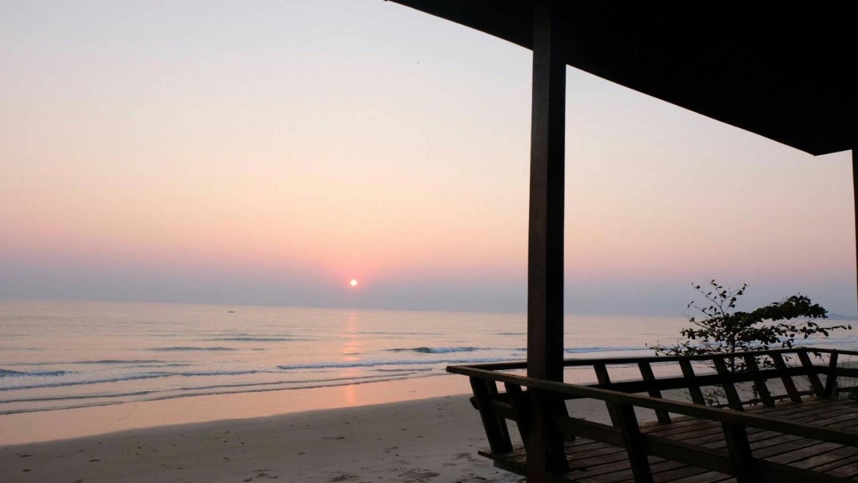 หาดทรายขาว บ้านพัก